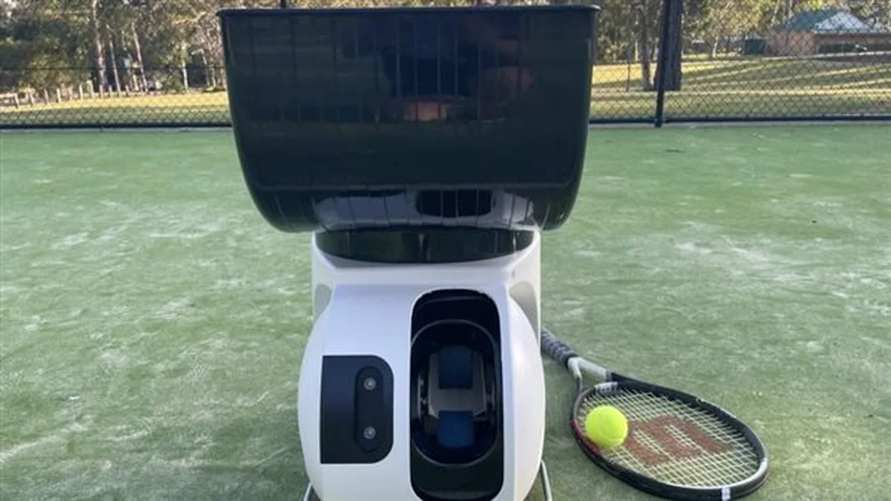 سرعة 130 كم.. مدرب تنس آلي جديد ببطارية تدوم 8 ساعات متواصلة